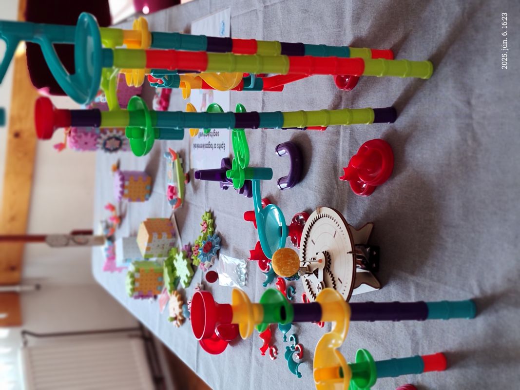 Kísérletező gyerekek a Tudóskuckóban